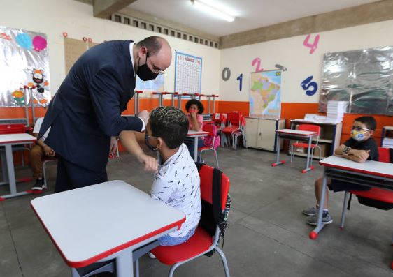 Governo de SP anuncia chips para alunos e computadores para professores de SP acessarem internet